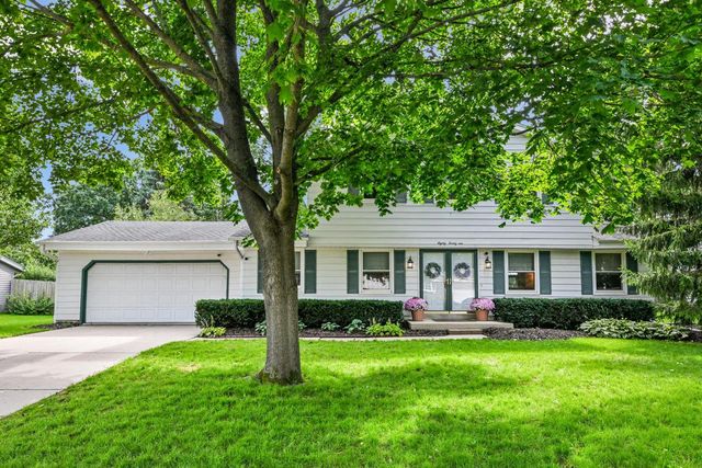 8021 W Cascade DRIVE, Franklin, WI 53132