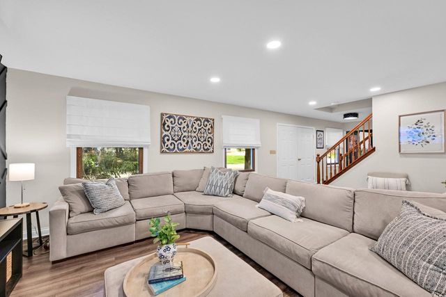 8021 W Cascade DRIVE, Franklin, WI 53132