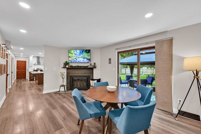 8021 W Cascade DRIVE, Franklin, WI 53132