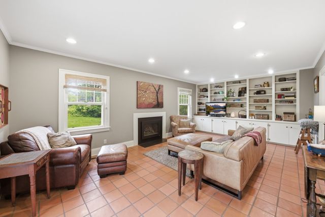 413 38th Place, Des Moines, IA 50312