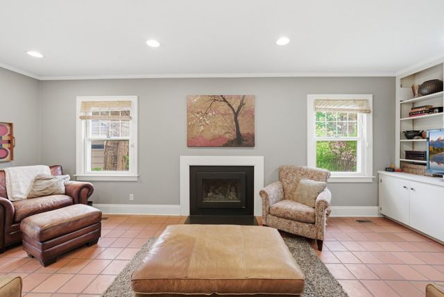 413 38th Place, Des Moines, IA 50312