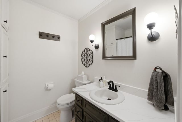 413 38th Place, Des Moines, IA 50312