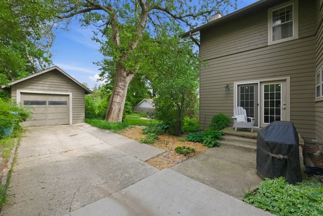 413 38th Place, Des Moines, IA 50312
