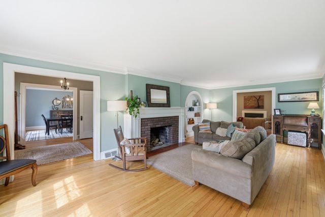 413 38th Place, Des Moines, IA 50312
