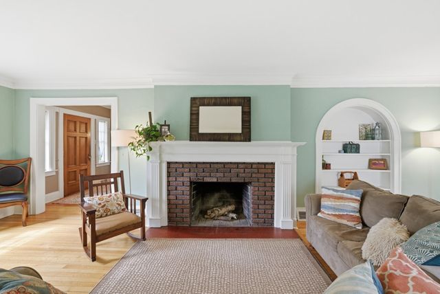 413 38th Place, Des Moines, IA 50312