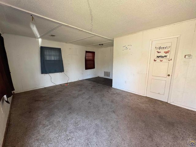 229 SE 35th TER, Topeka, KS 66605