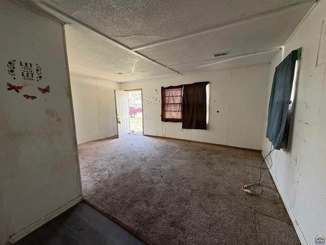 229 SE 35th TER, Topeka, KS 66605