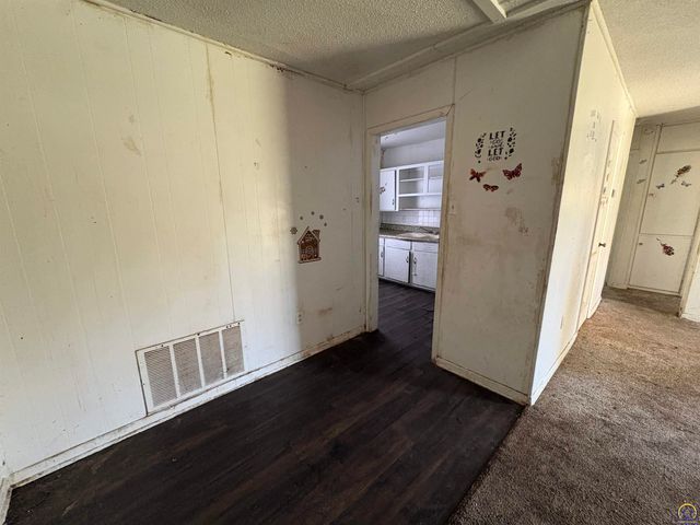 229 SE 35th TER, Topeka, KS 66605