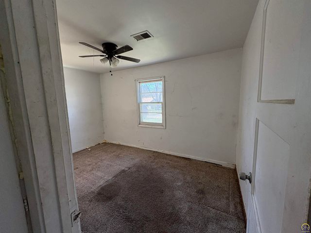 229 SE 35th TER, Topeka, KS 66605