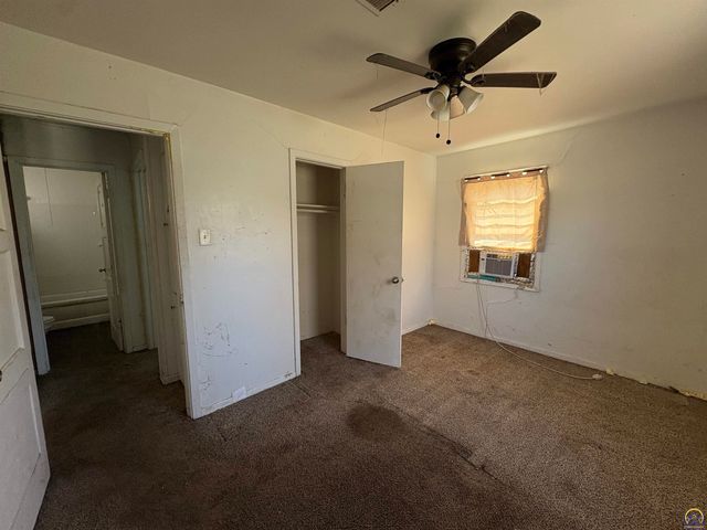 229 SE 35th TER, Topeka, KS 66605