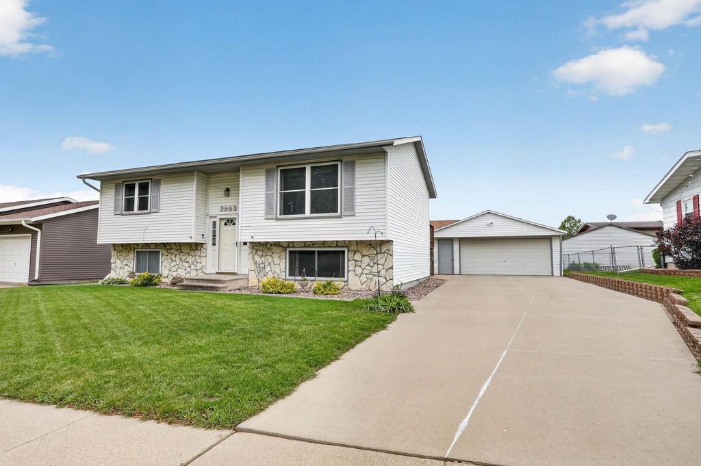 3923 Del Matro Road, Waterloo, IA 50701