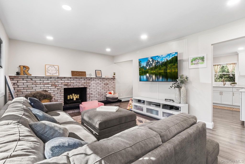 159 Pauls Path, Coram, NY 11727 — photo 4