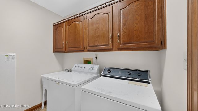 7110 Wood Briar Rd, Louisville, KY 40241