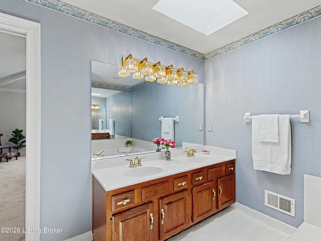 7110 Wood Briar Rd, Louisville, KY 40241