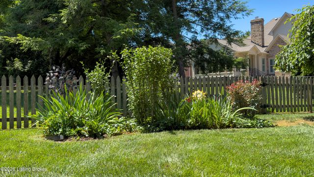 7110 Wood Briar Rd, Louisville, KY 40241
