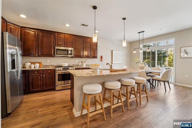 8 Masterson Court, Waldwick, NJ 07463