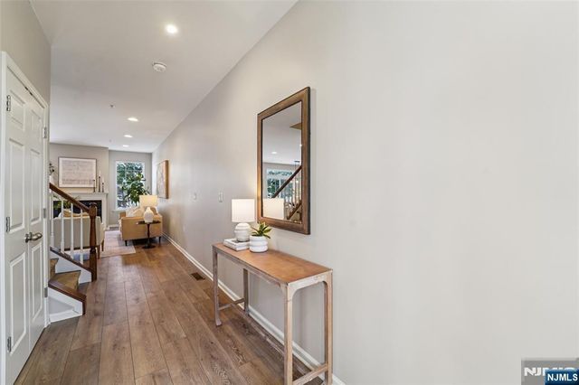 8 Masterson Court, Waldwick, NJ 07463