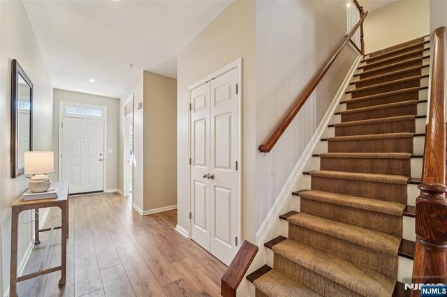 8 Masterson Court, Waldwick, NJ 07463