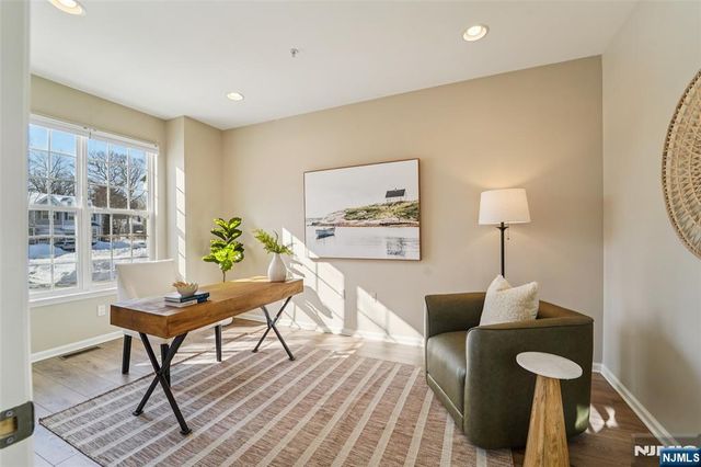 8 Masterson Court, Waldwick, NJ 07463