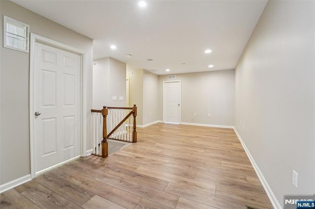 8 Masterson Court, Waldwick, NJ 07463