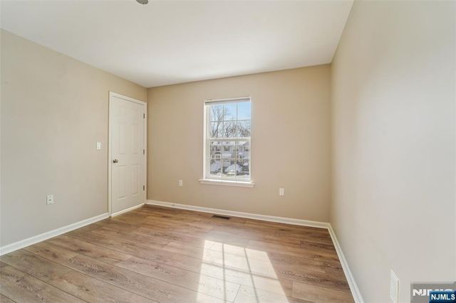 8 Masterson Court, Waldwick, NJ 07463