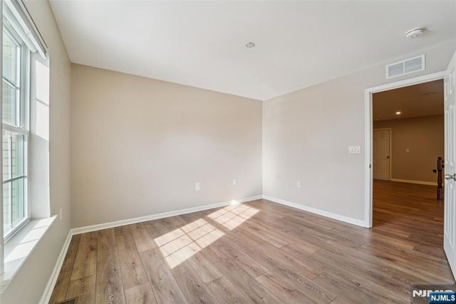 8 Masterson Court, Waldwick, NJ 07463