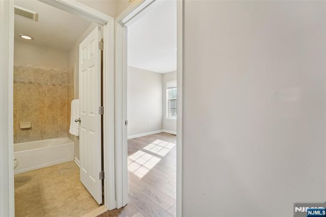 8 Masterson Court, Waldwick, NJ 07463