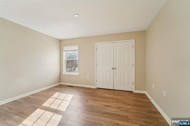 8 Masterson Court, Waldwick, NJ 07463