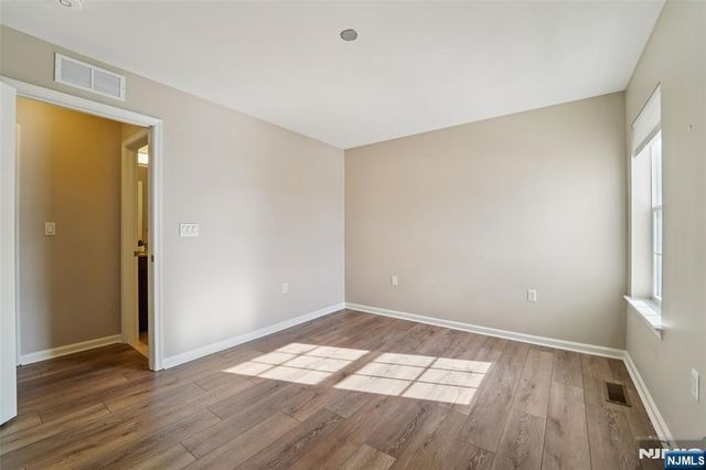 8 Masterson Court, Waldwick, NJ 07463