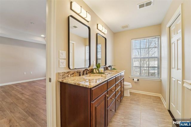 8 Masterson Court, Waldwick, NJ 07463