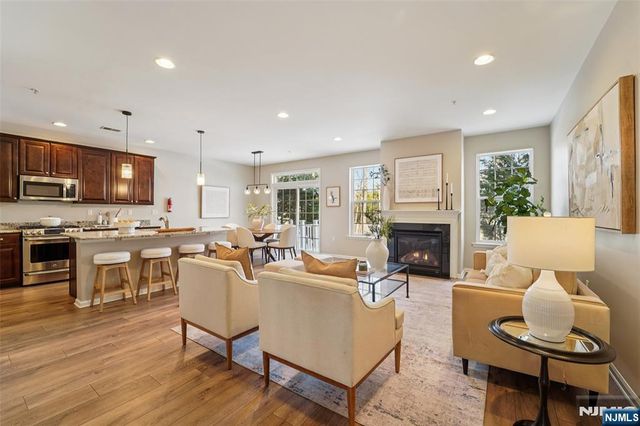 8 Masterson Court, Waldwick, NJ 07463