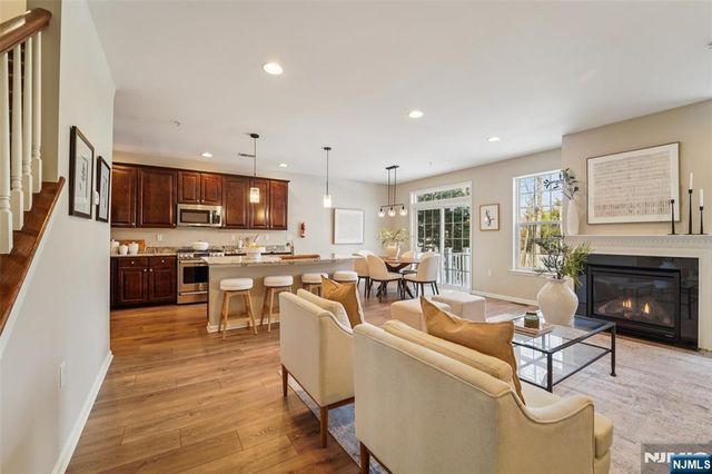 8 Masterson Court, Waldwick, NJ 07463