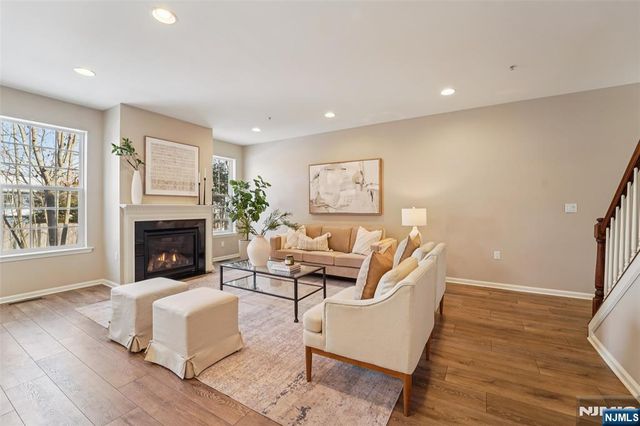 8 Masterson Court, Waldwick, NJ 07463