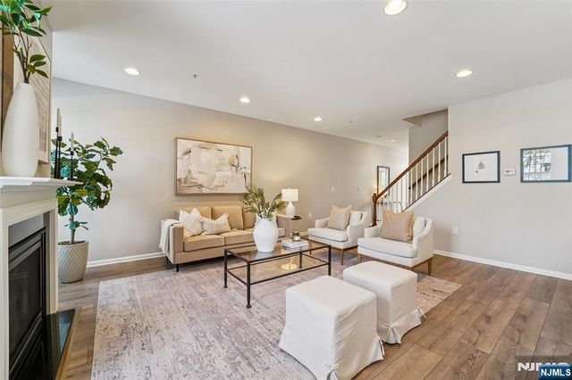 8 Masterson Court, Waldwick, NJ 07463