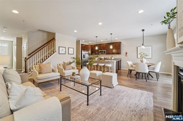 8 Masterson Court, Waldwick, NJ 07463