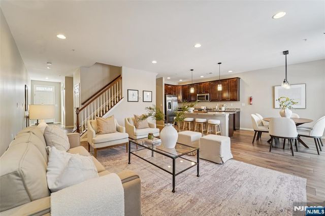 8 Masterson Court, Waldwick, NJ 07463