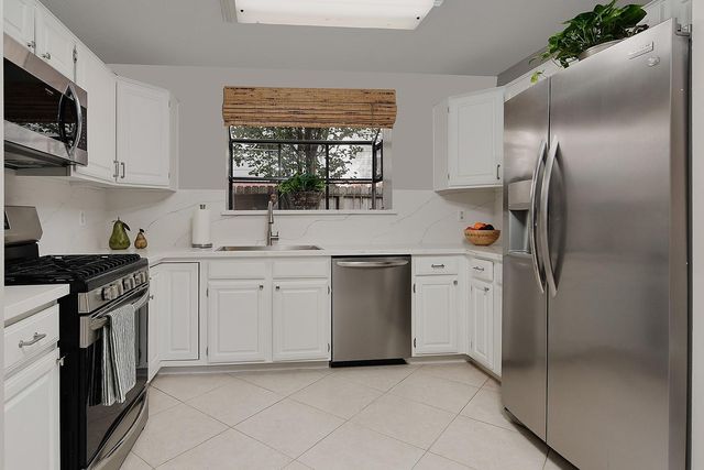 95 N Pathfinders Circle, The Woodlands, TX 77381