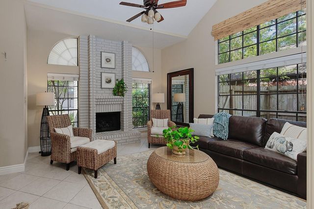 95 N Pathfinders Circle, The Woodlands, TX 77381