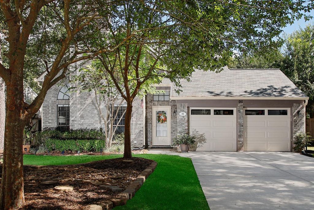 95 N Pathfinders Circle, The Woodlands, TX 77381