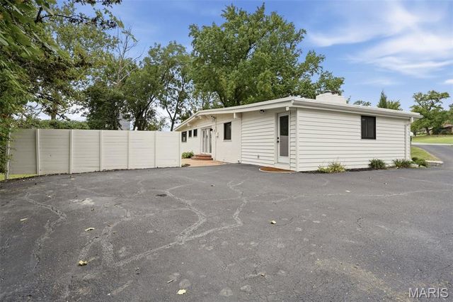 8435 Louwen Drive, Clayton, MO 63124