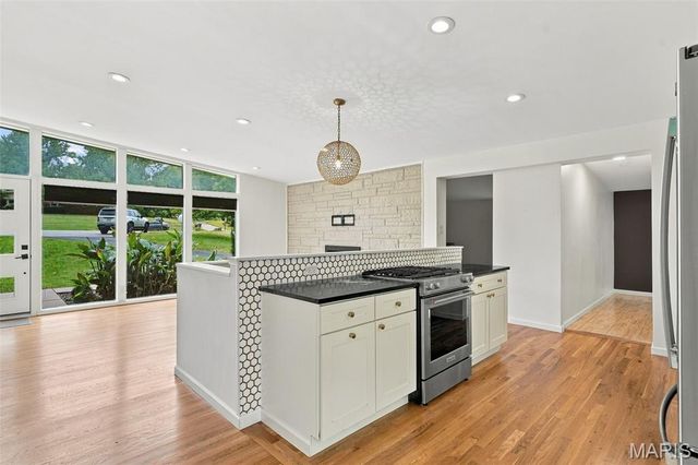 8435 Louwen Drive, Clayton, MO 63124