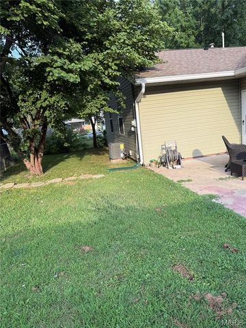 705 E Washington Avenue, Greenville, IL 62246