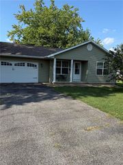 705 E Washington Avenue, Greenville, IL 62246