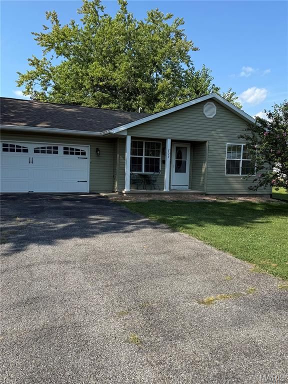 705 E Washington Avenue, Greenville, IL 62246