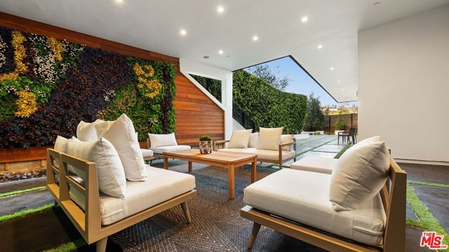 17335 Tramonto Drive, Pacific Palisades (los Angeles), CA 90272