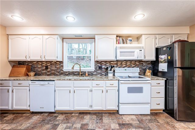 3028 Ben Venue Dr, Unity Twp, PA 15601