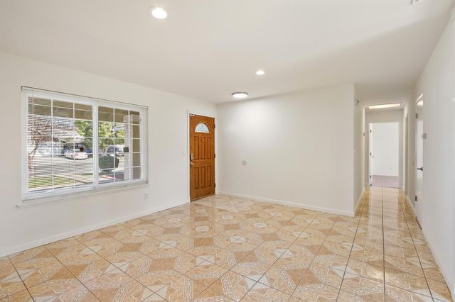 1370 Old West Dr, Sacramento, CA 95834