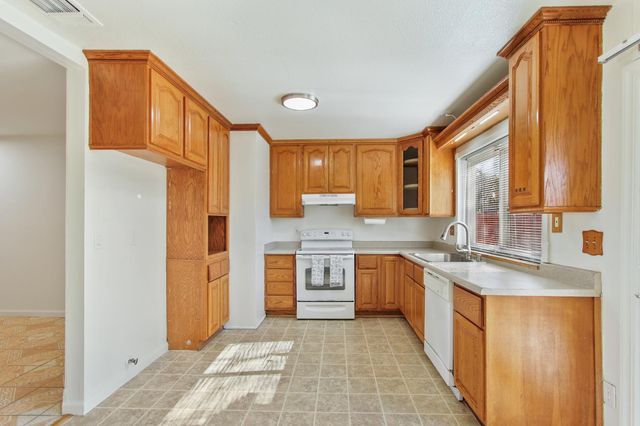 1370 Old West Dr, Sacramento, CA 95834