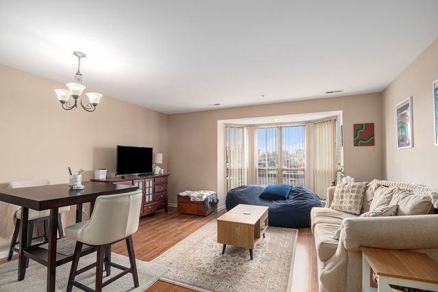 57 E Hattendorf Avenue 304, Roselle, IL 60172