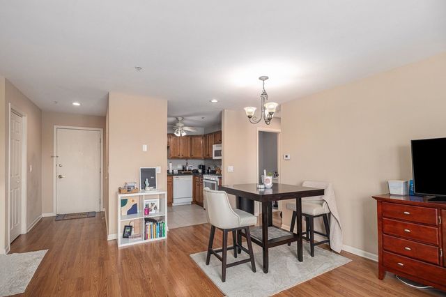 57 E Hattendorf Avenue 304, Roselle, IL 60172